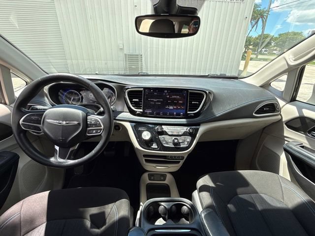 Used 2021 Chrysler Pacifica Touring FWD image 8