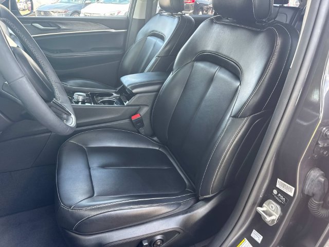 Used 2023 Jeep Grand Cherokee Limited w/ Black Appearance Package AWD/4WD image 29
