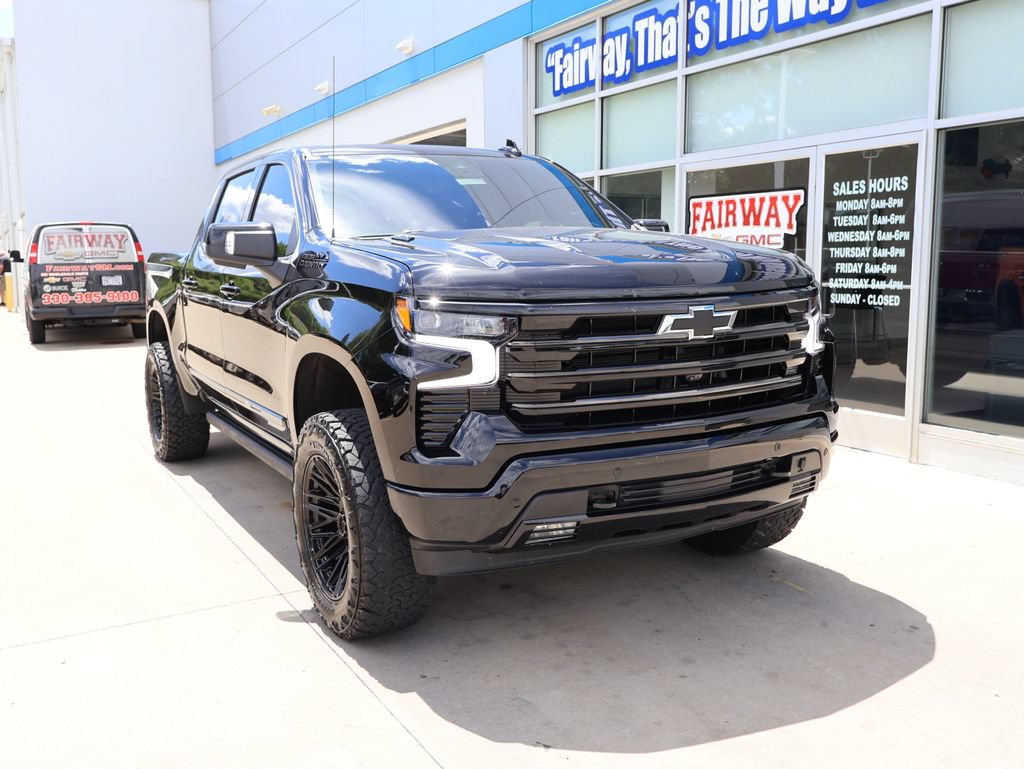 Used 2025 Chevrolet Silverado 1500 High Country w/ Midnight Edition AWD/4WD image 2