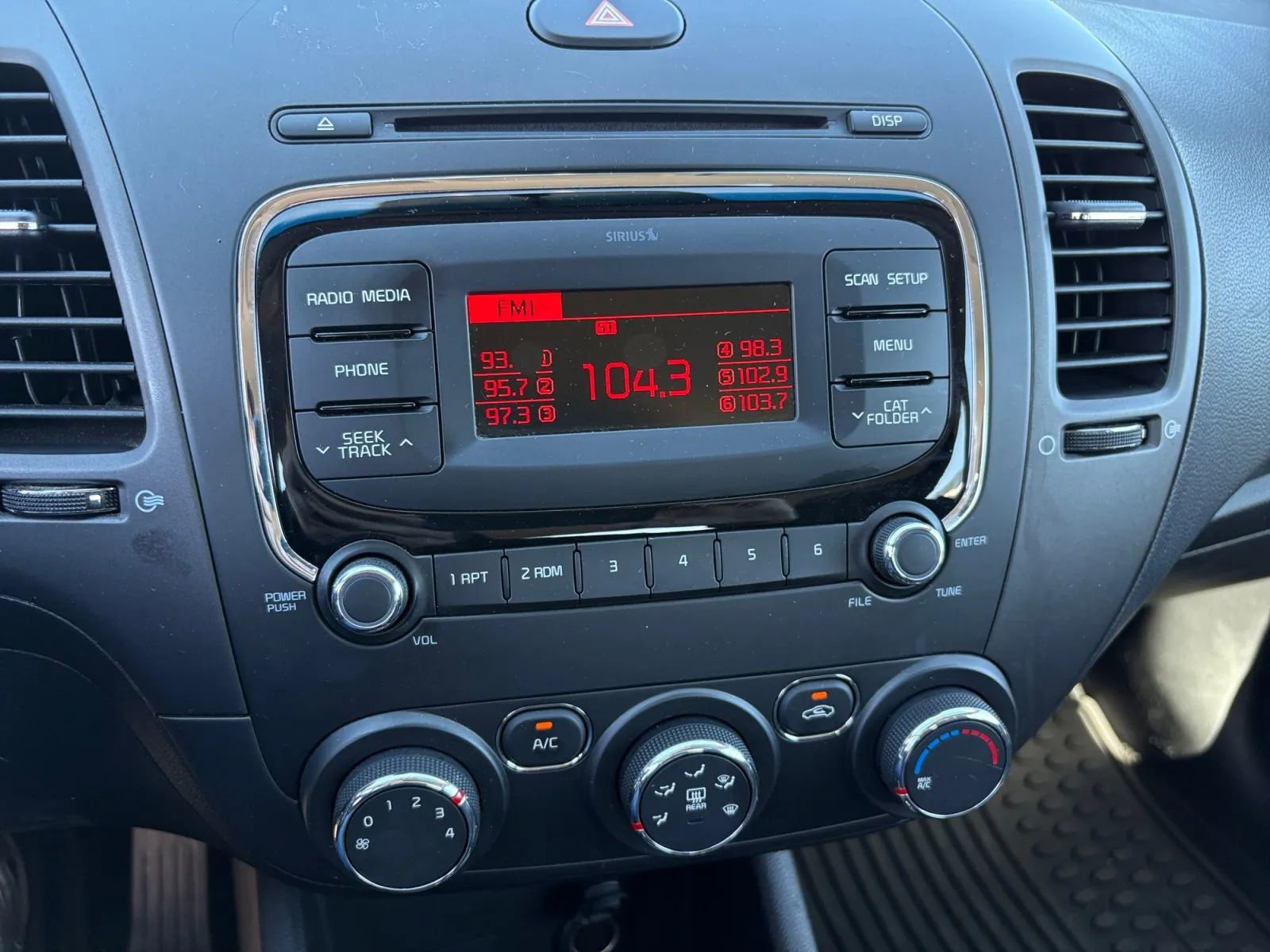 Used 2017 Kia Forte LX image 27