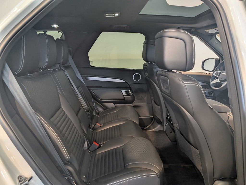 Used 2024 Land Rover Discovery Dynamic SE image 30