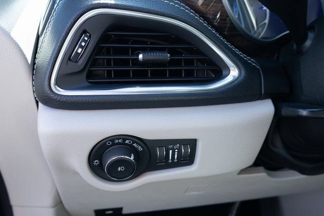 Used 2023 Chrysler Pacifica Limited FWD image 10