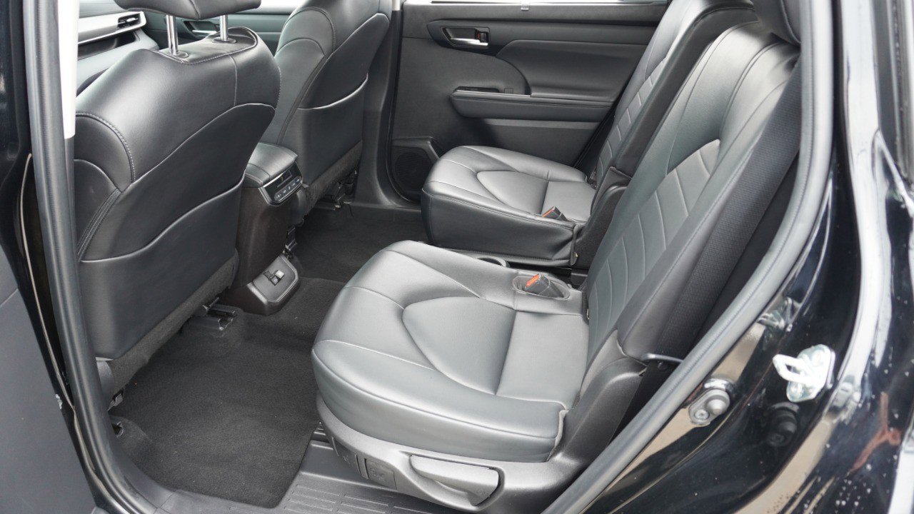 Used 2022 Toyota Highlander XLE FWD image 28