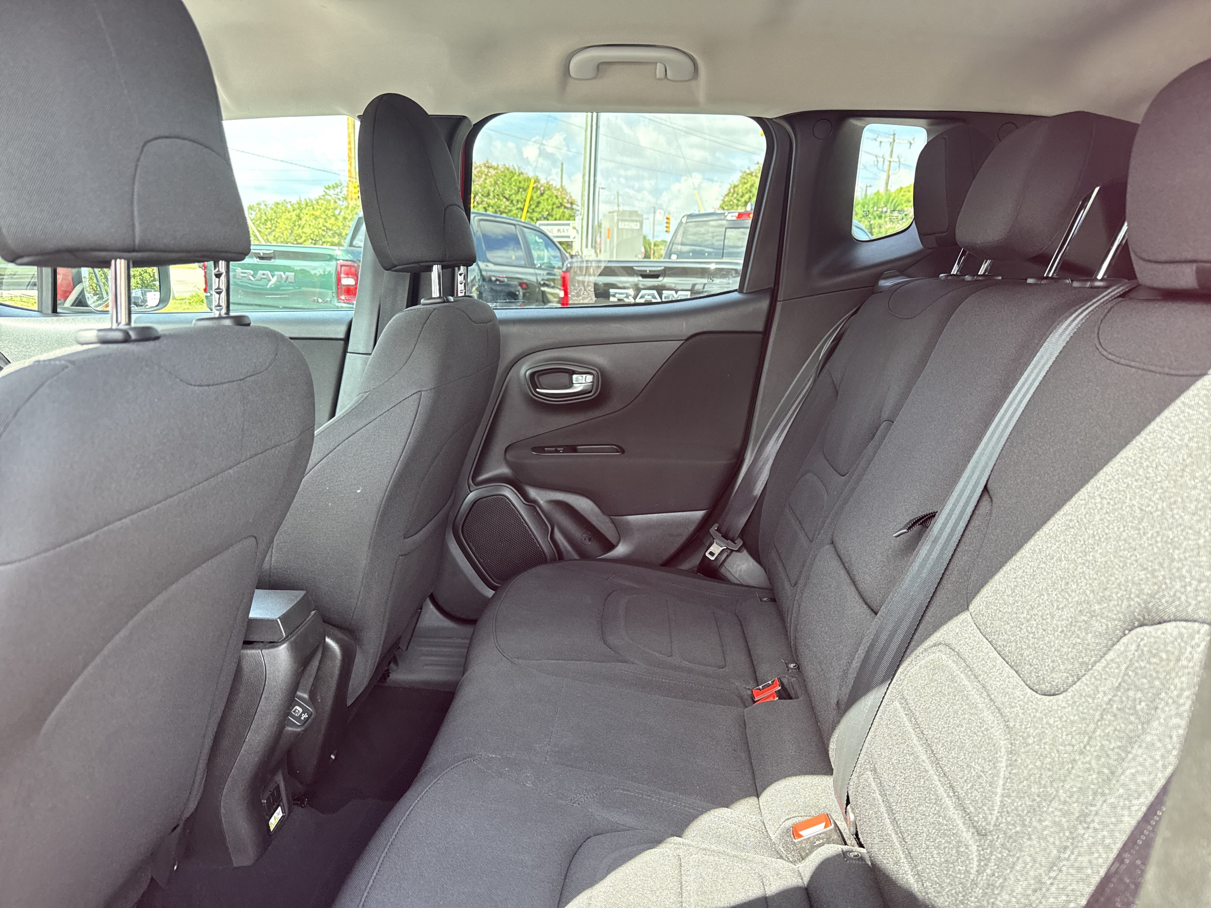 Used 2021 Jeep Renegade Latitude w/ Luxury Group I AWD/4WD image 31