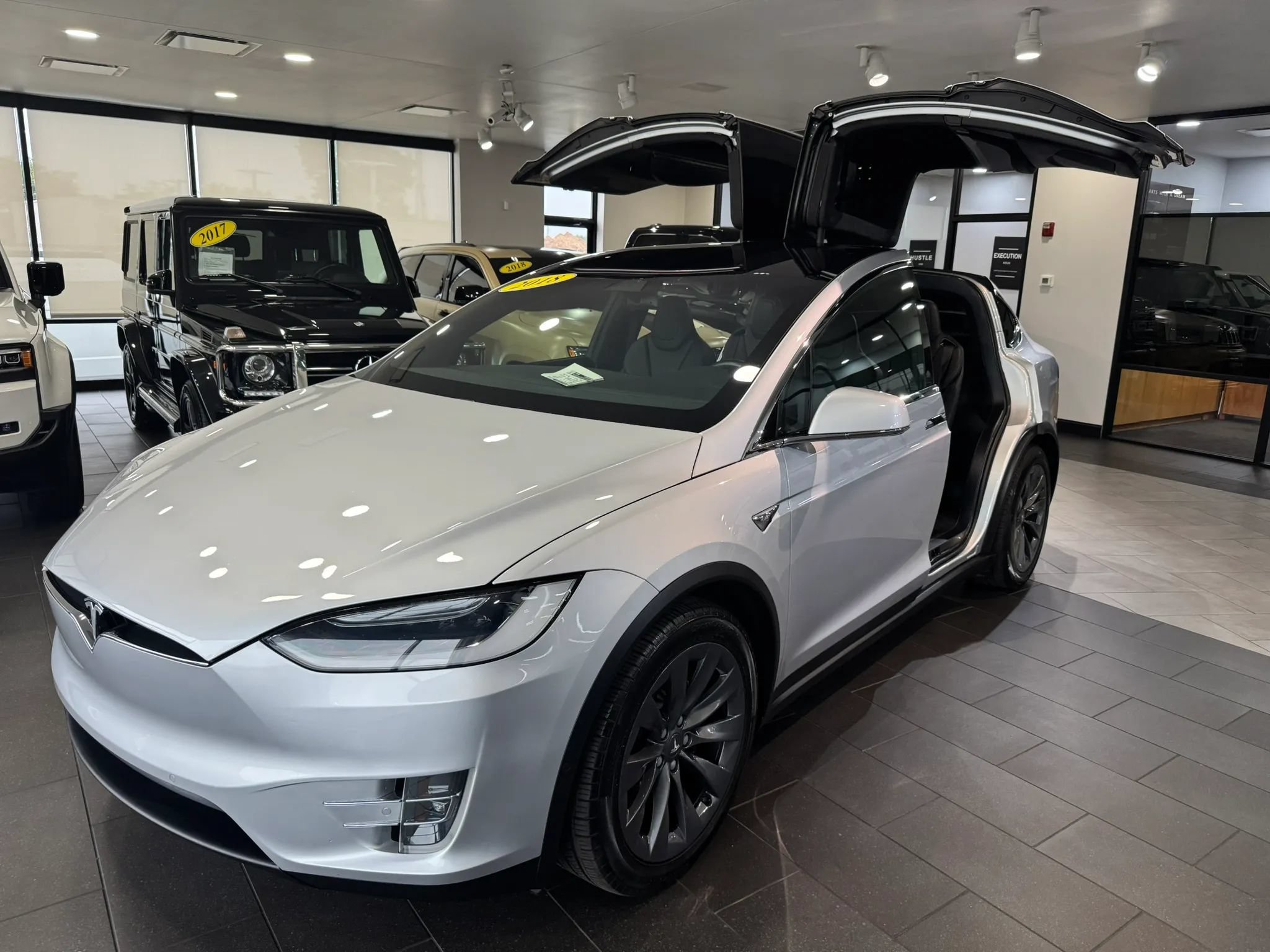Used 2018 Tesla Model X 75D AWD/4WD video 1