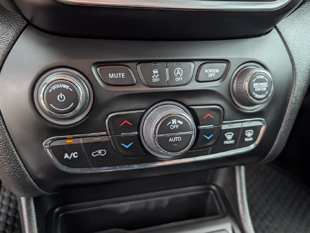 Used 2021 Jeep Cherokee Trailhawk AWD/4WD image 24