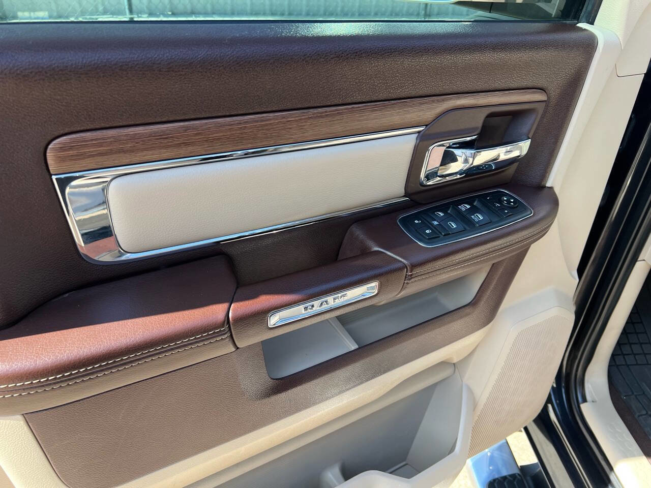 Used 2016 RAM 2500 Laramie w/ Convenience Group image 17