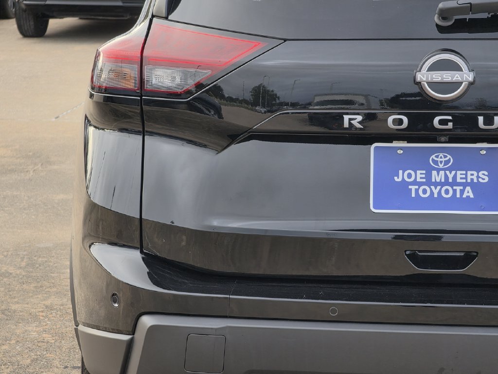 Used 2025 Nissan Rogue SV FWD image 10