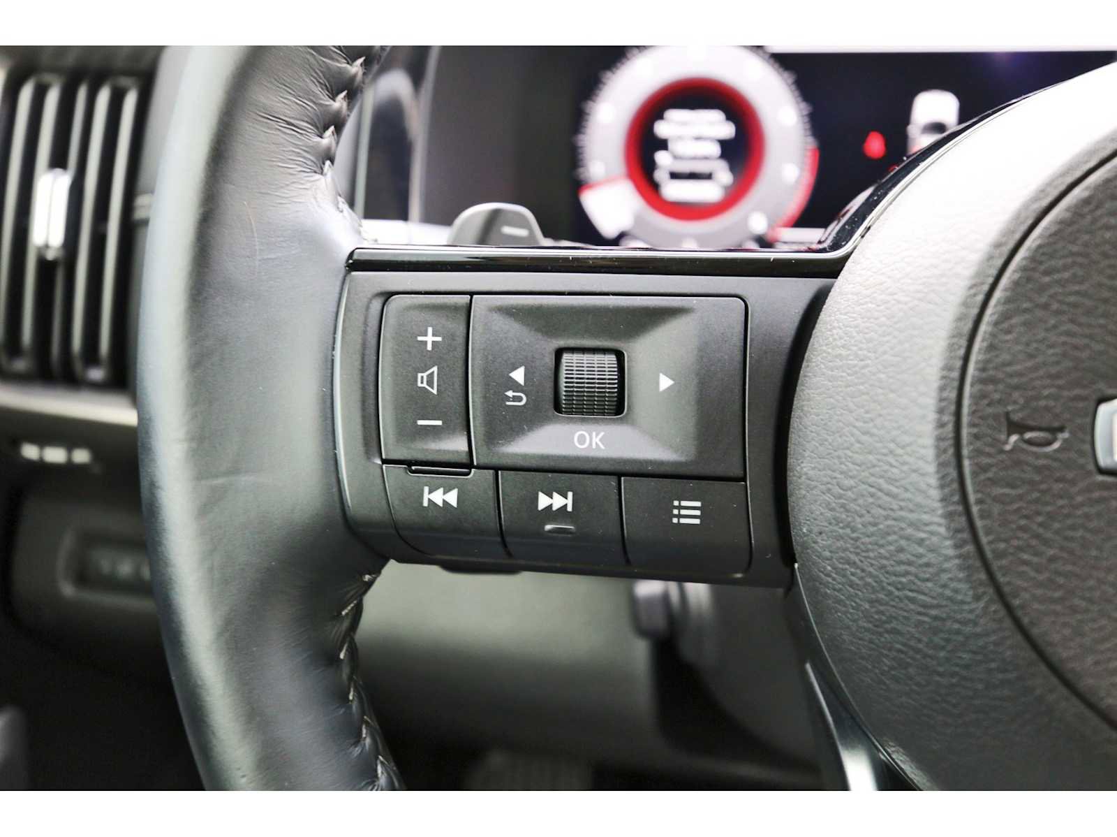 Used 2025 Nissan Pathfinder Platinum w/ Cargo Package image 17