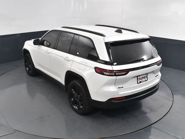 Used 2023 Jeep Grand Cherokee Limited w/ Black Appearance Package image 41