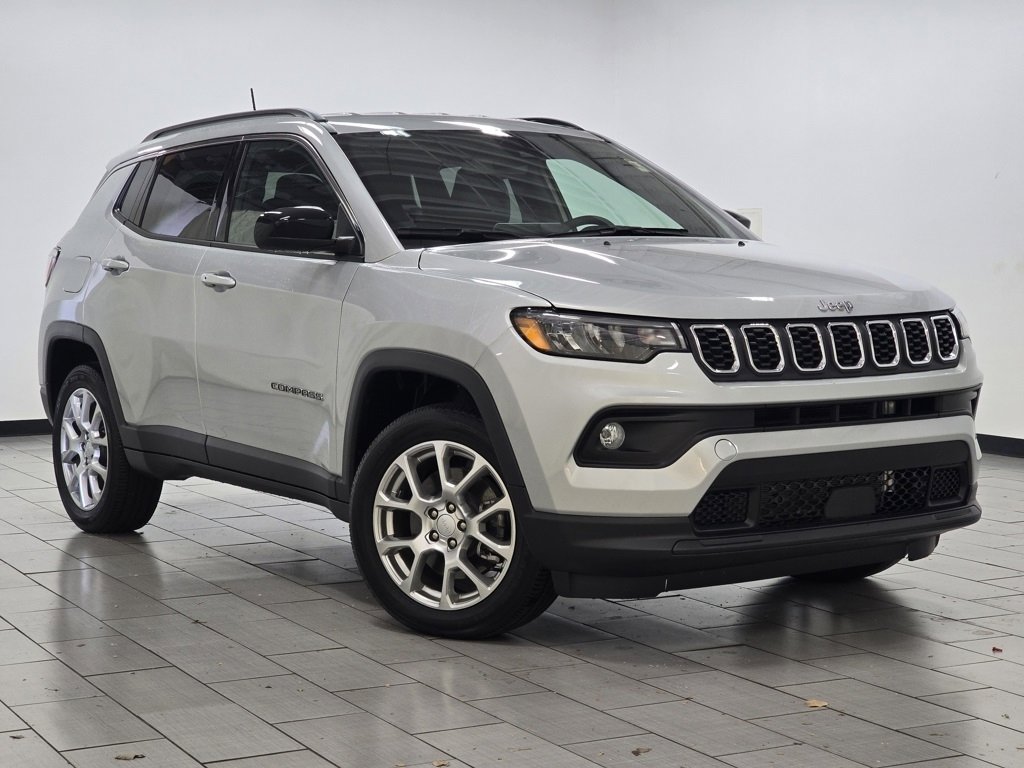 Used 2024 Jeep Compass Latitude image 2