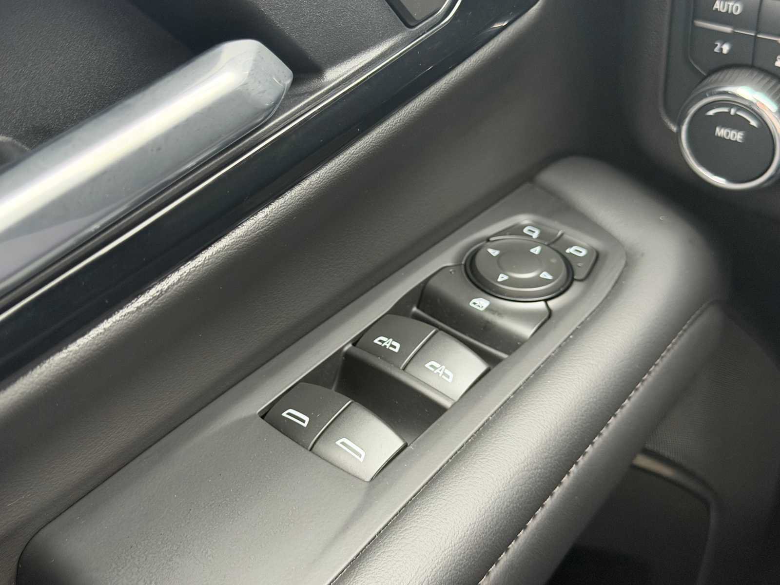 Used 2025 Chevrolet Suburban LS AWD/4WD image 4