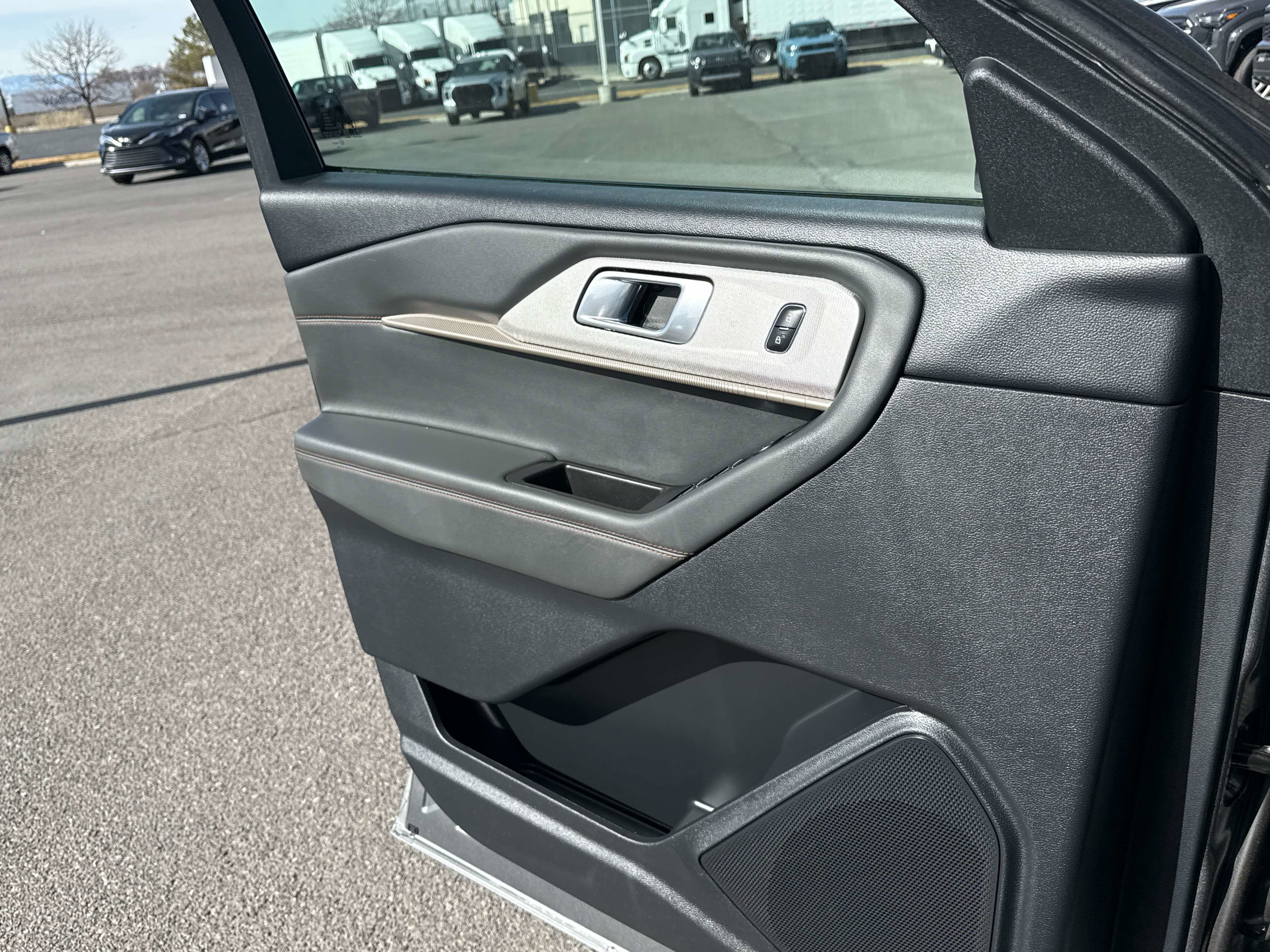 Used 2025 Ford Explorer Active image 12