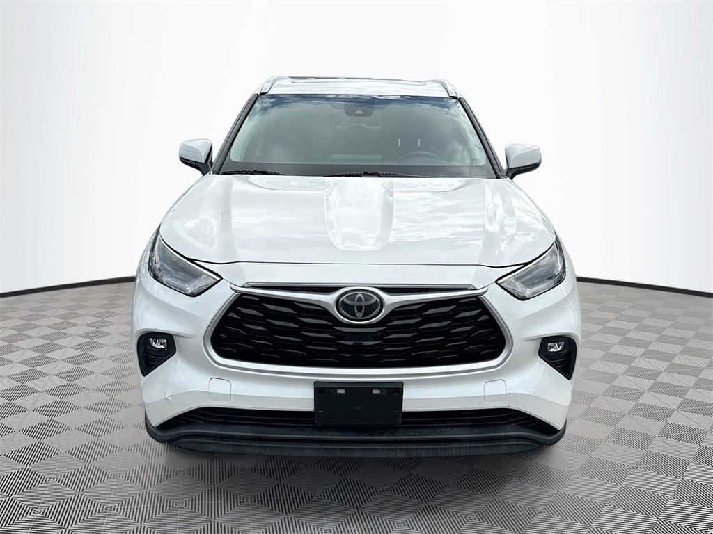 Used 2021 Toyota Highlander XLE image 2