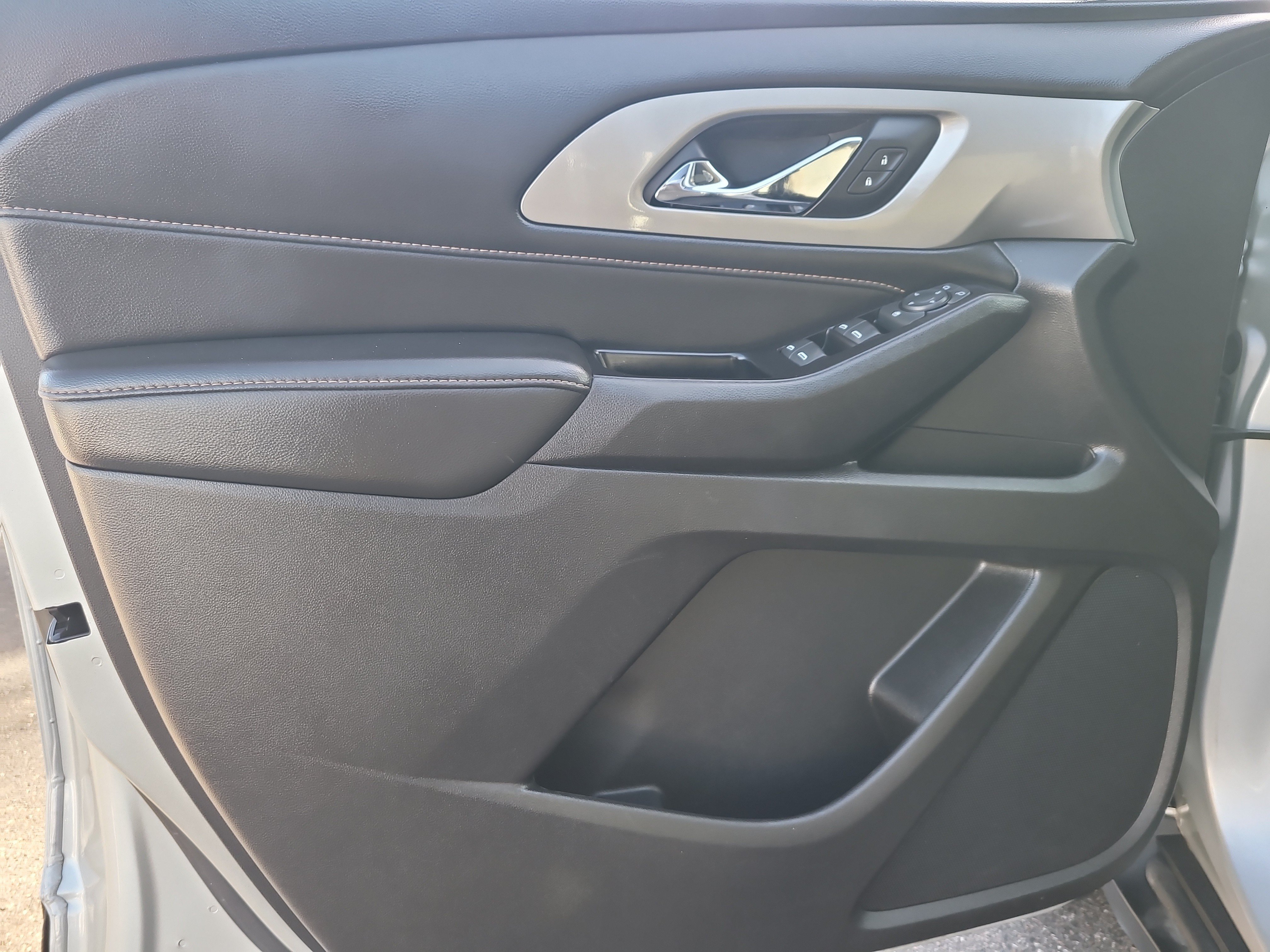 Used 2020 Chevrolet Traverse LS FWD image 16