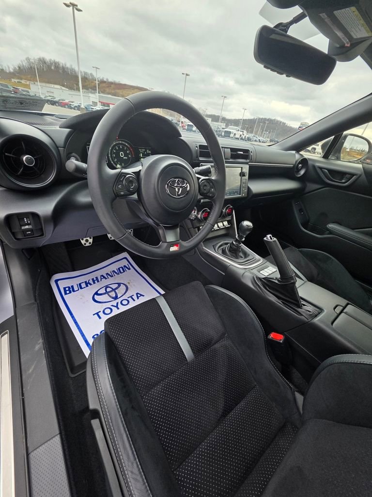 Used 2025 Toyota GR86 Premium w/ Performance Package image 10