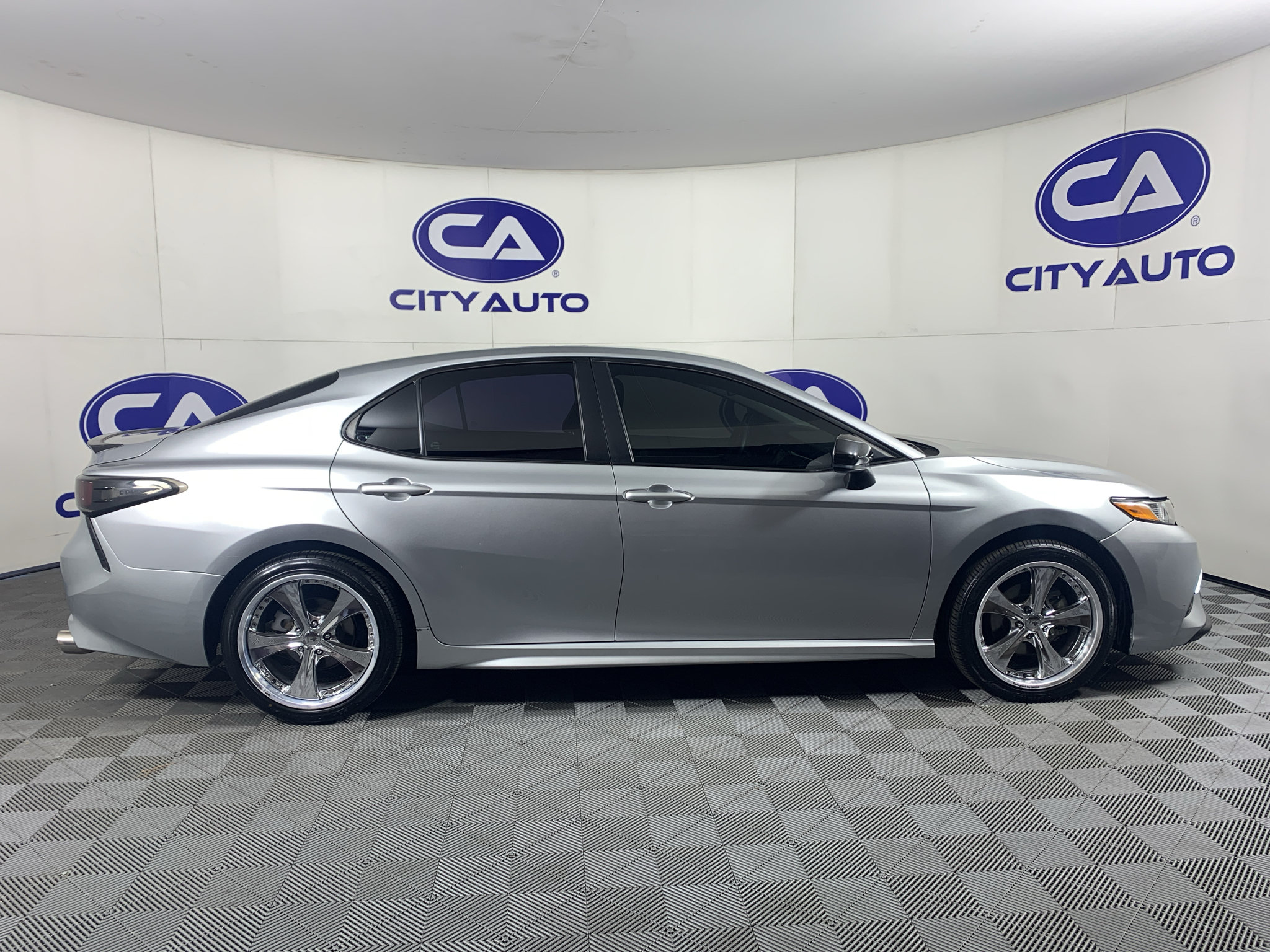 Used 2018 Toyota Camry SE FWD image 2