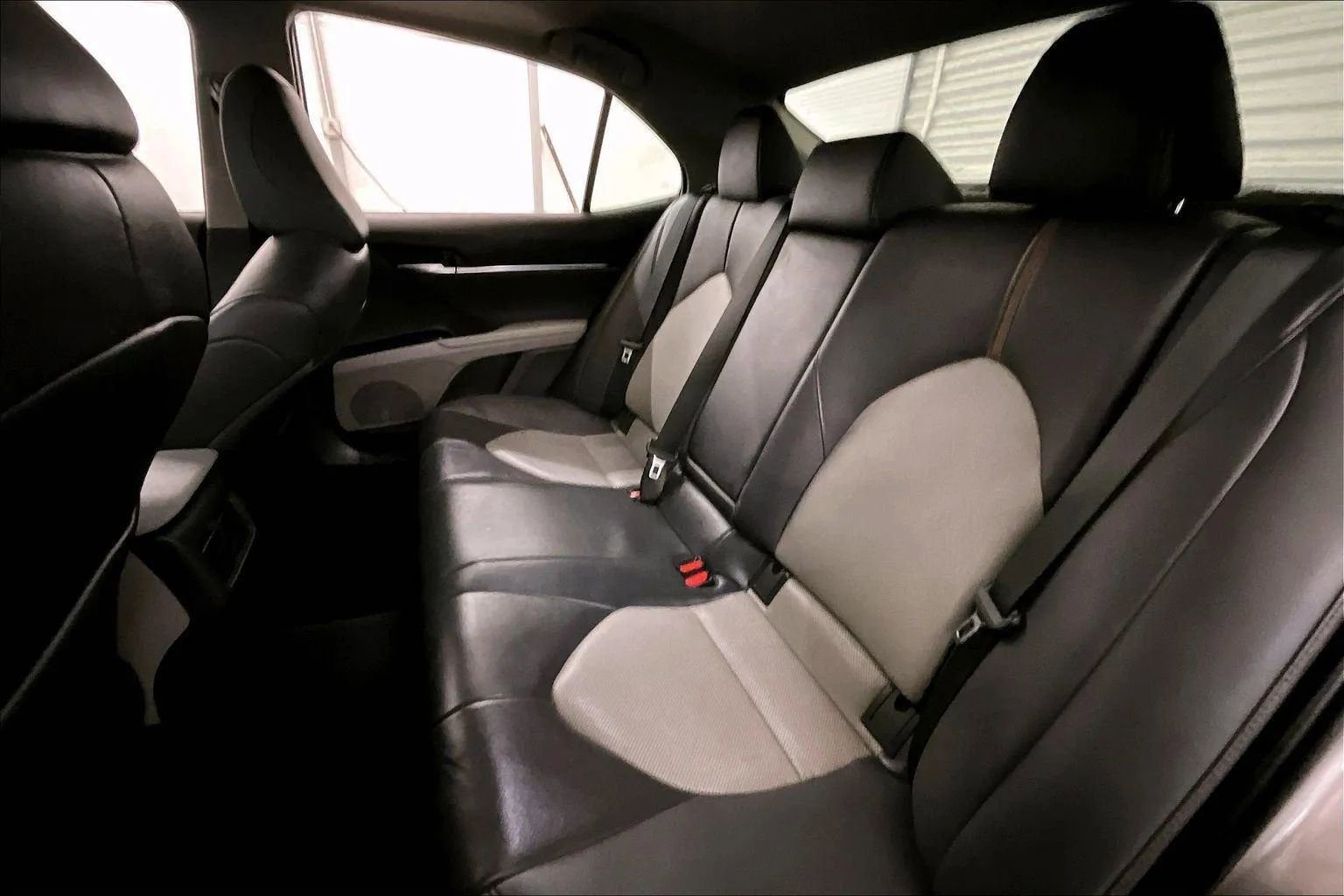 Used 2020 Toyota Camry XLE w/ Sunroof Package image 26