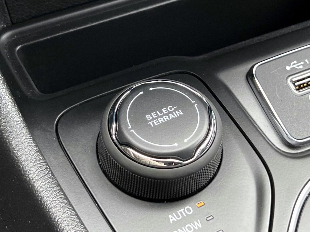Used 2020 Jeep Cherokee Latitude Plus w/ Comfort/Convenience Group image 35
