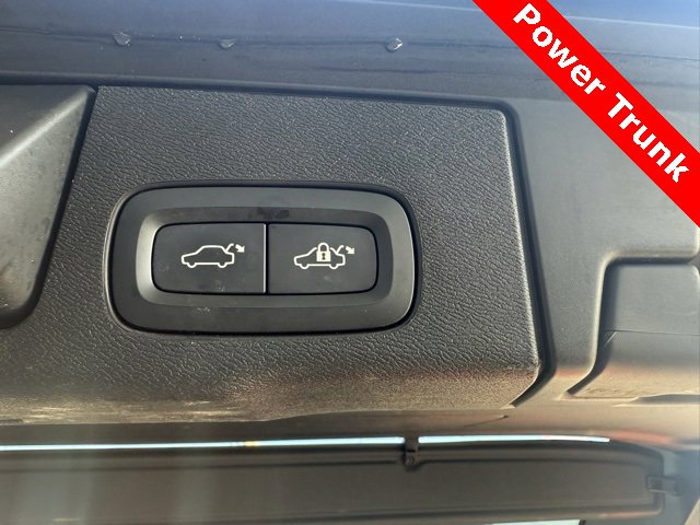 Used 2018 Volvo XC60 T6 Momentum w/ Convenience Package image 15