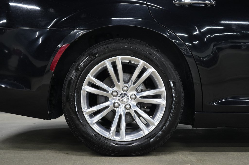 Used 2017 Chrysler 300 C RWD image 36