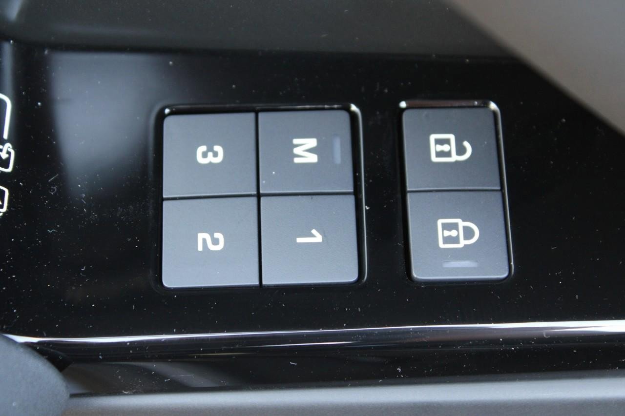 Used 2025 Land Rover Range Rover Velar Dynamic SE image 29