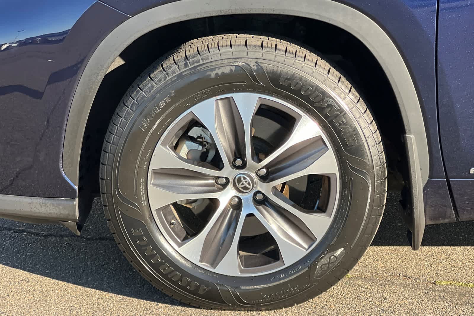 Used 2021 Toyota Highlander XLE AWD/4WD image 33