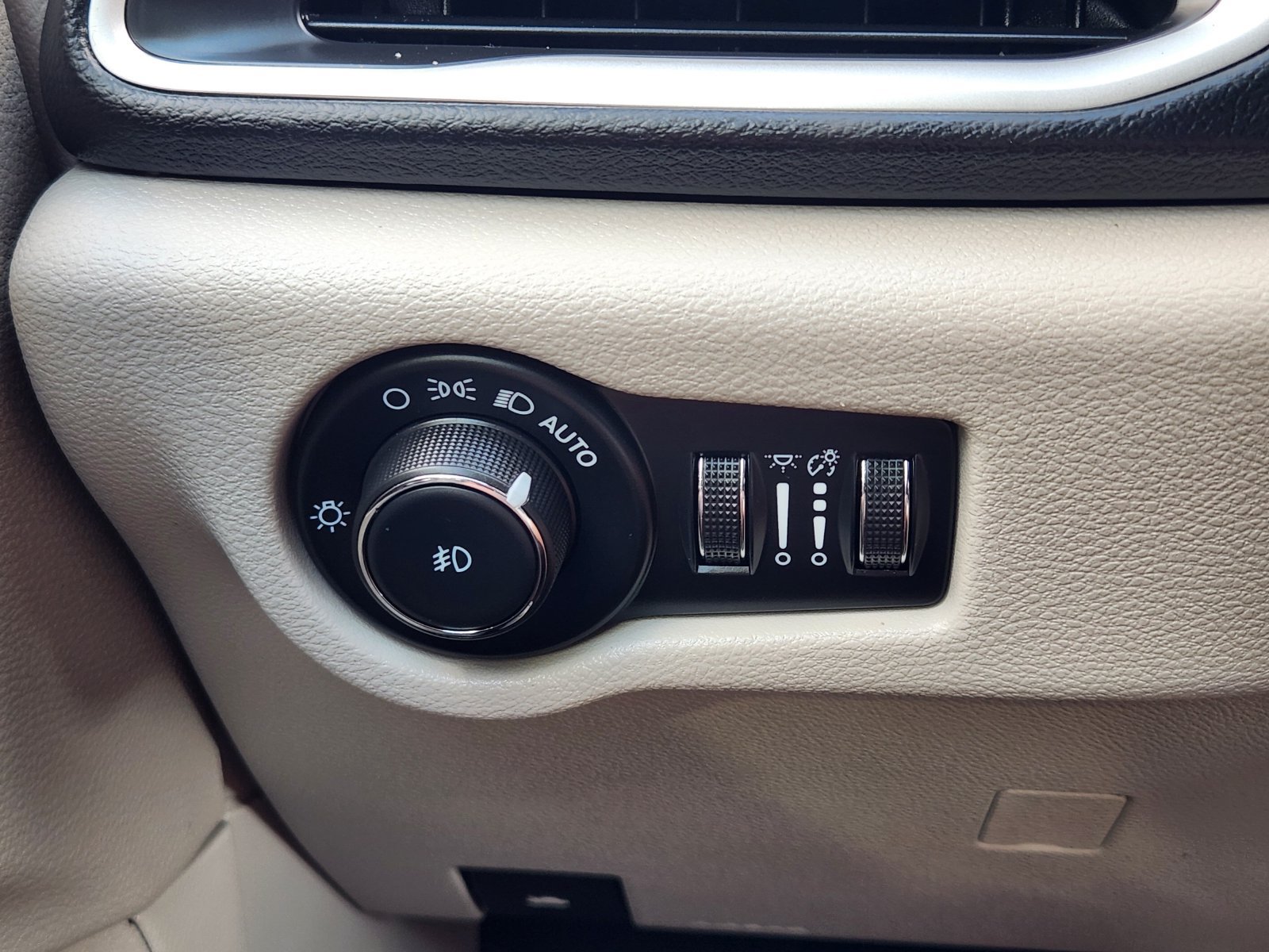 Used 2024 Chrysler Pacifica Touring-L FWD image 23