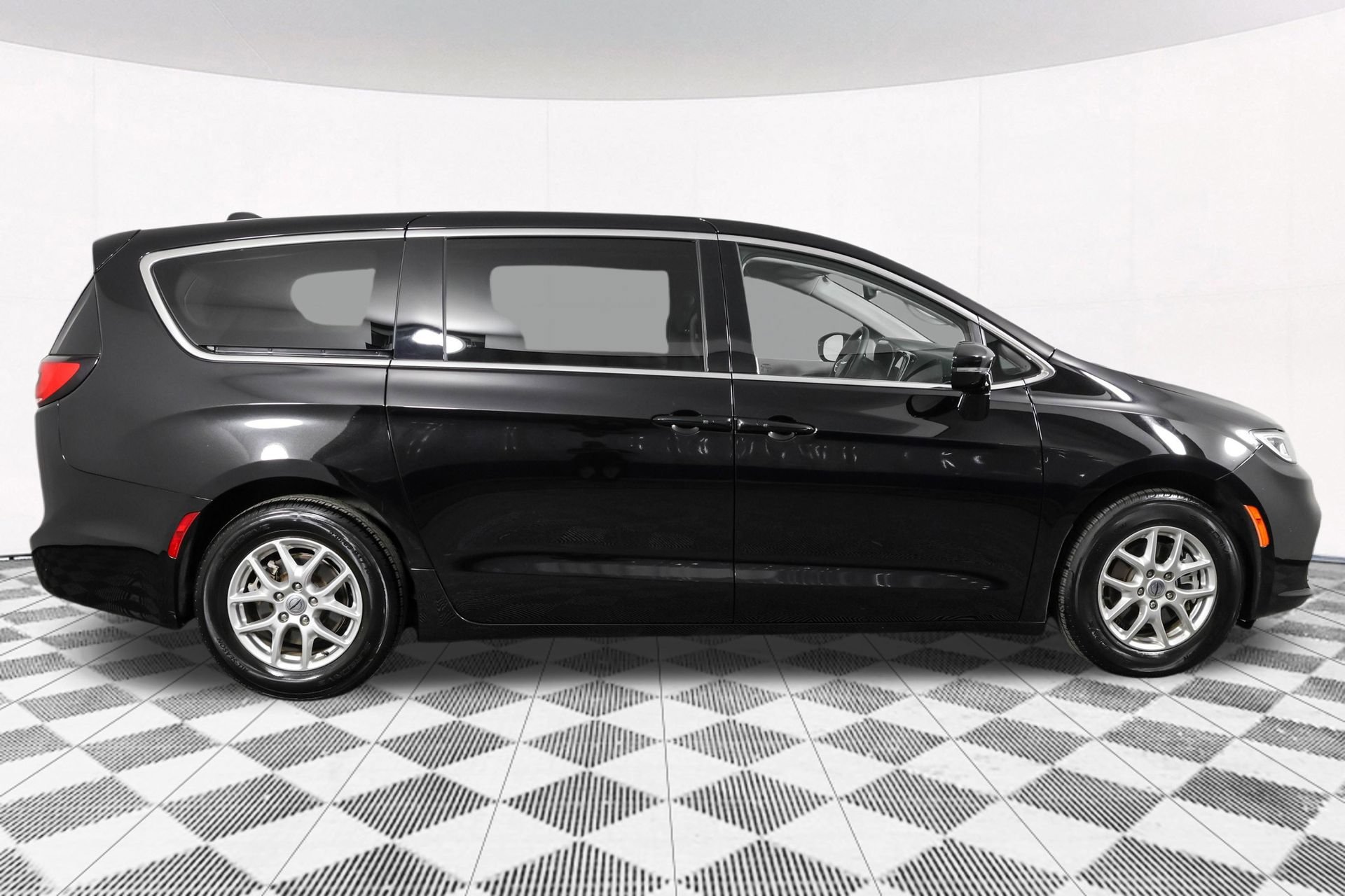 Used 2024 Chrysler Pacifica Touring-L FWD image 13