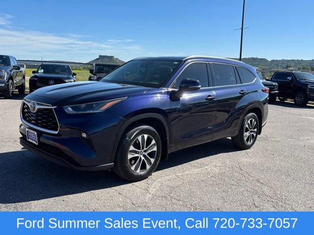 Used 2021 Toyota Highlander XLE AWD/4WD video 1