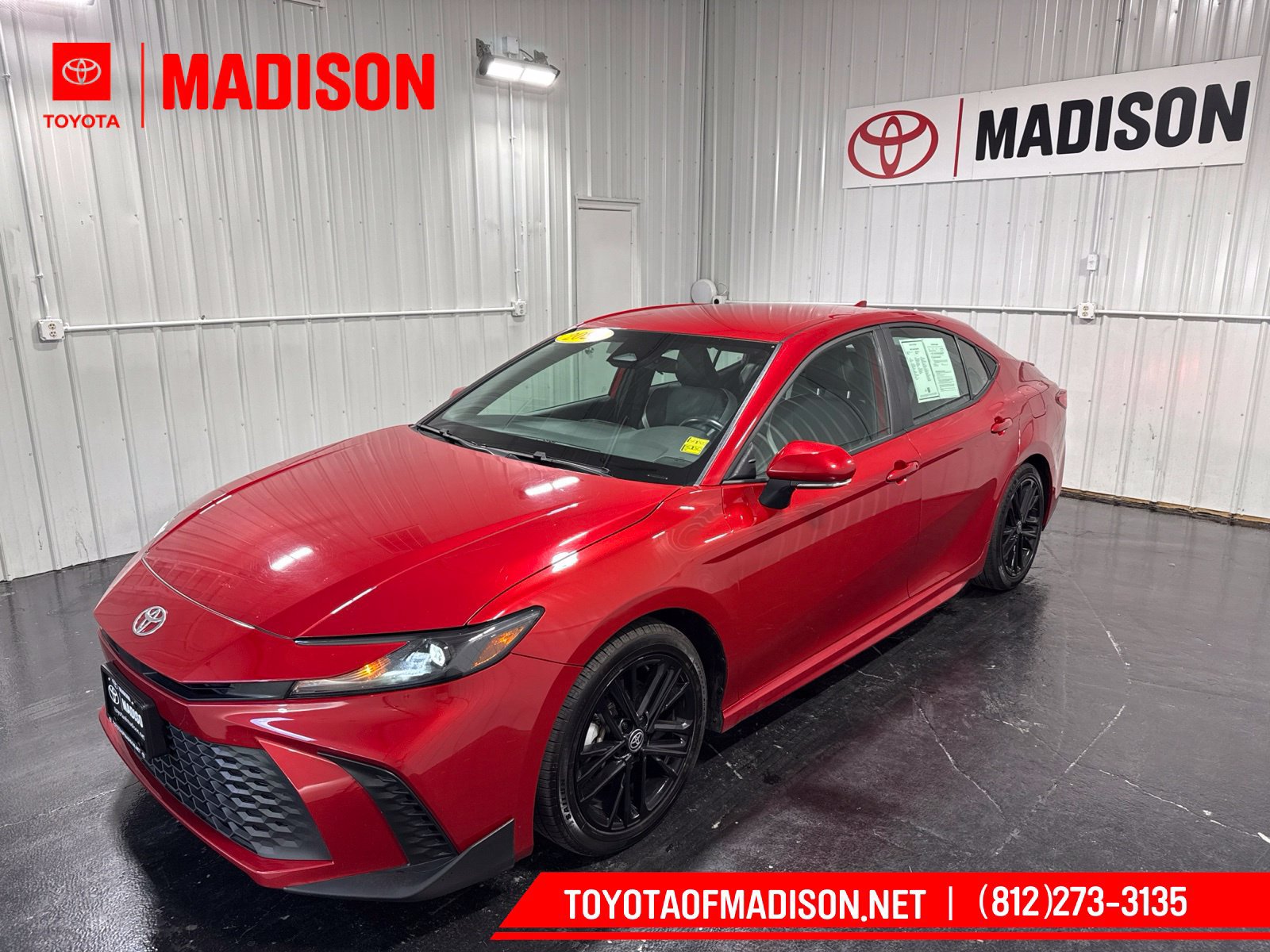 Used 2025 Toyota Camry SE FWD image 1