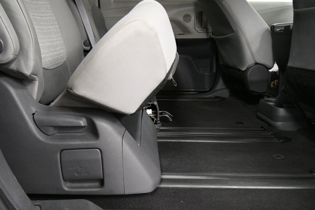 Used 2021 Toyota Sienna LE FWD image 24
