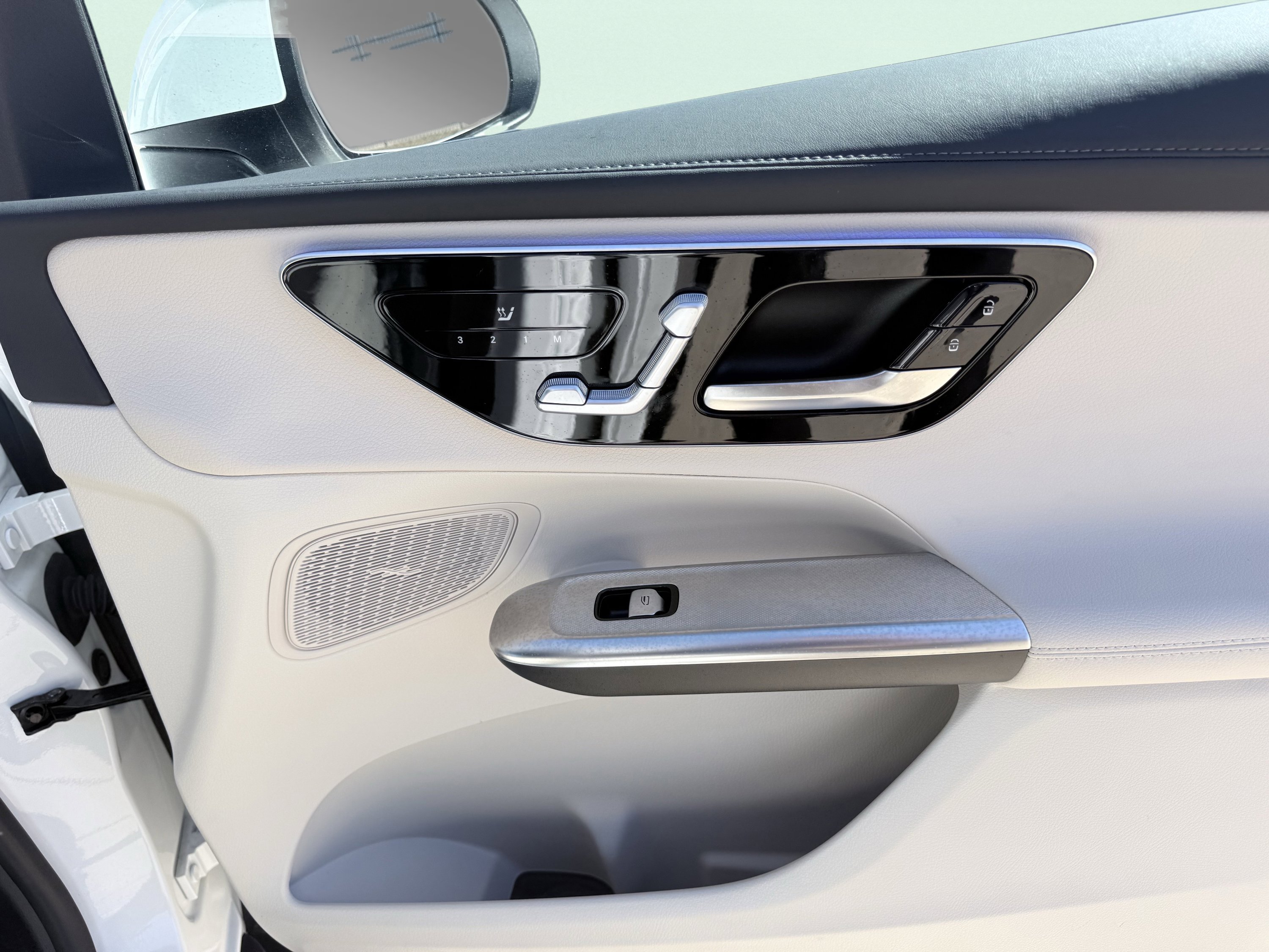 Used 2025 Mercedes-Benz GLC 300 4MATIC image 46