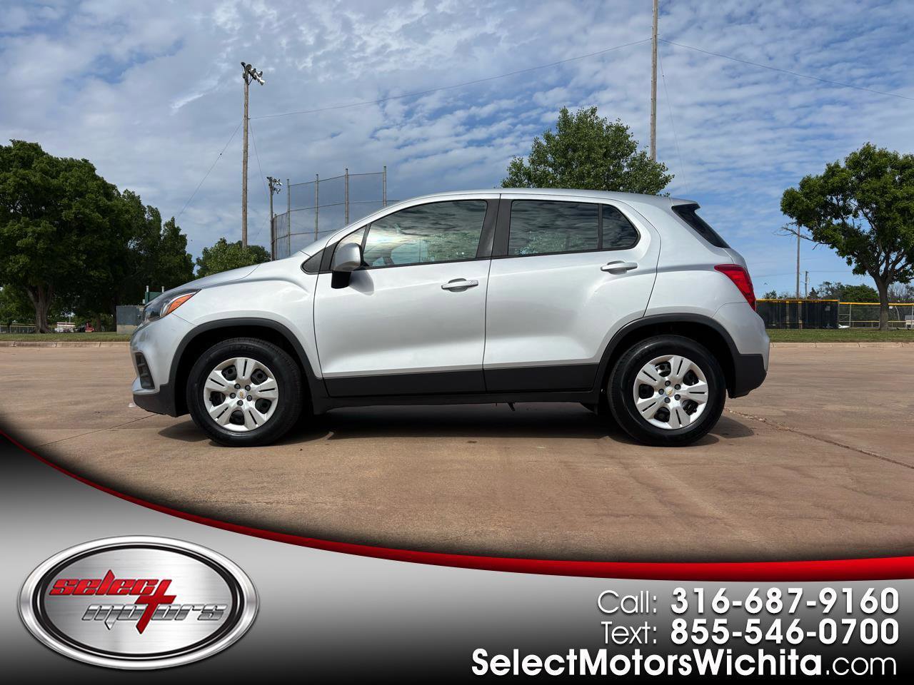 Used 2019 Chevrolet Trax LS w/ LPO, Cargo Package FWD image 1