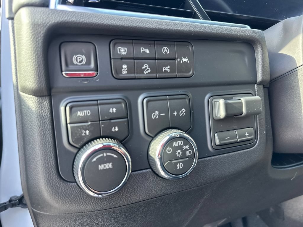 New 2026 Chevrolet Suburban Premier w/ Sun And Tow Package AWD/4WD image 22