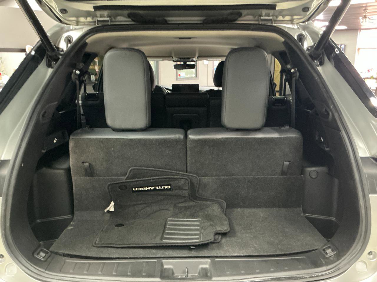 Used 2025 Mitsubishi Outlander AWD image 23