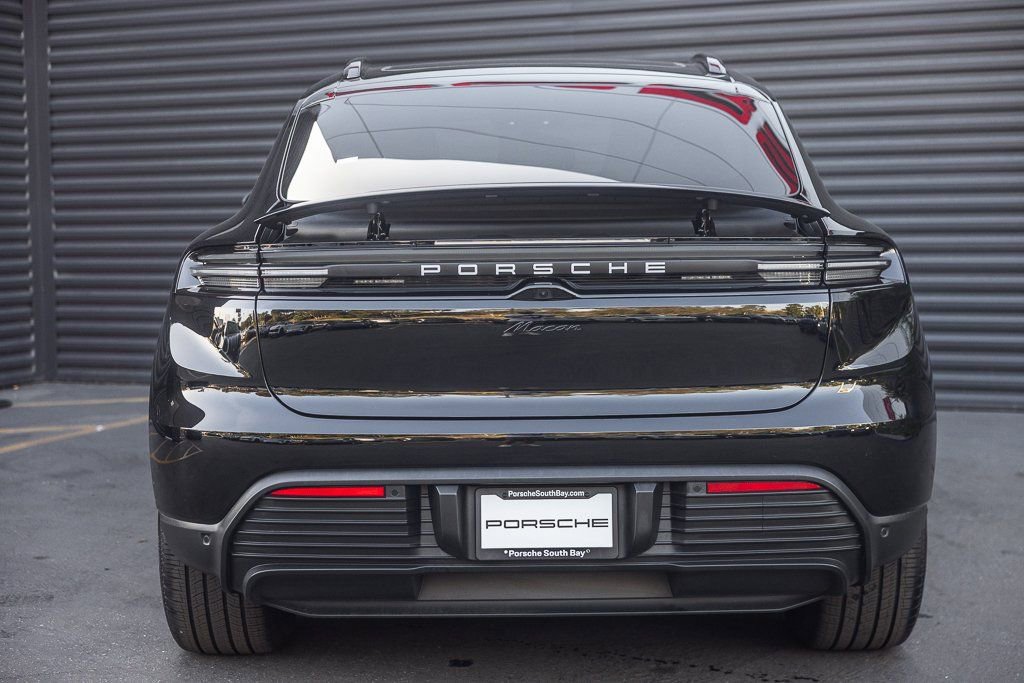 Certified 2025 Porsche Macan Electric image 9