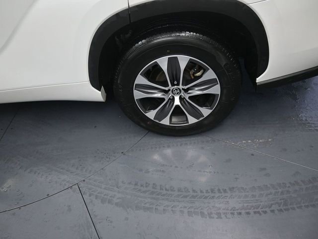 Used 2023 Toyota Highlander XLE FWD image 18