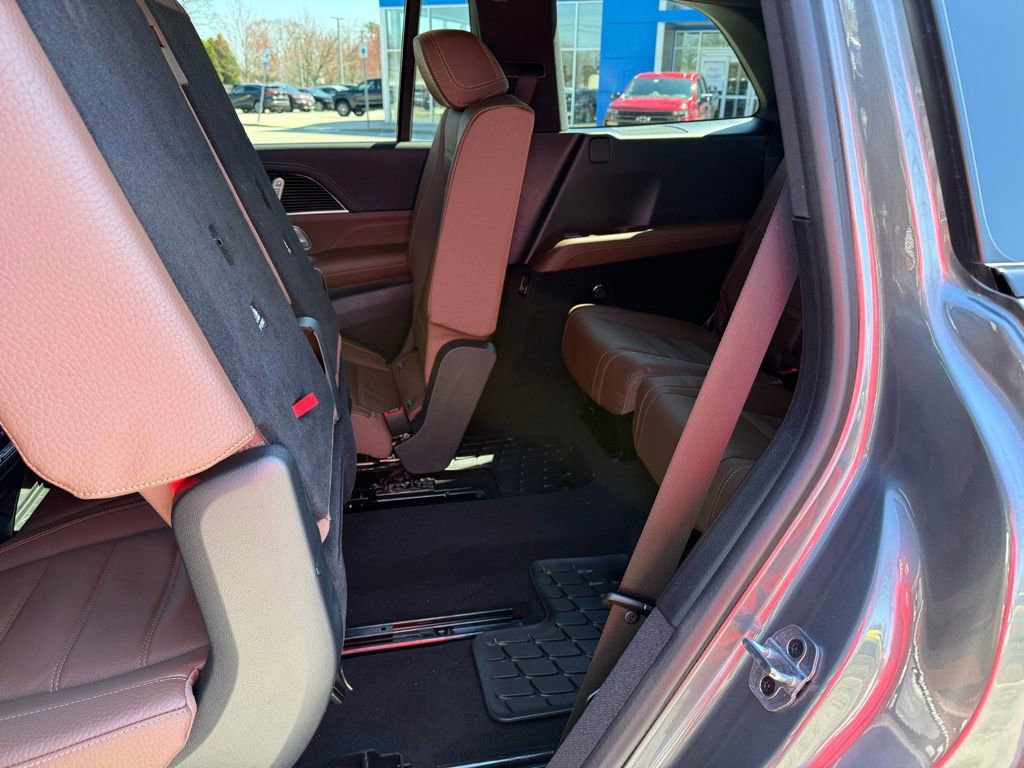 Used 2025 Mercedes-Benz GLS 580 4MATIC image 12