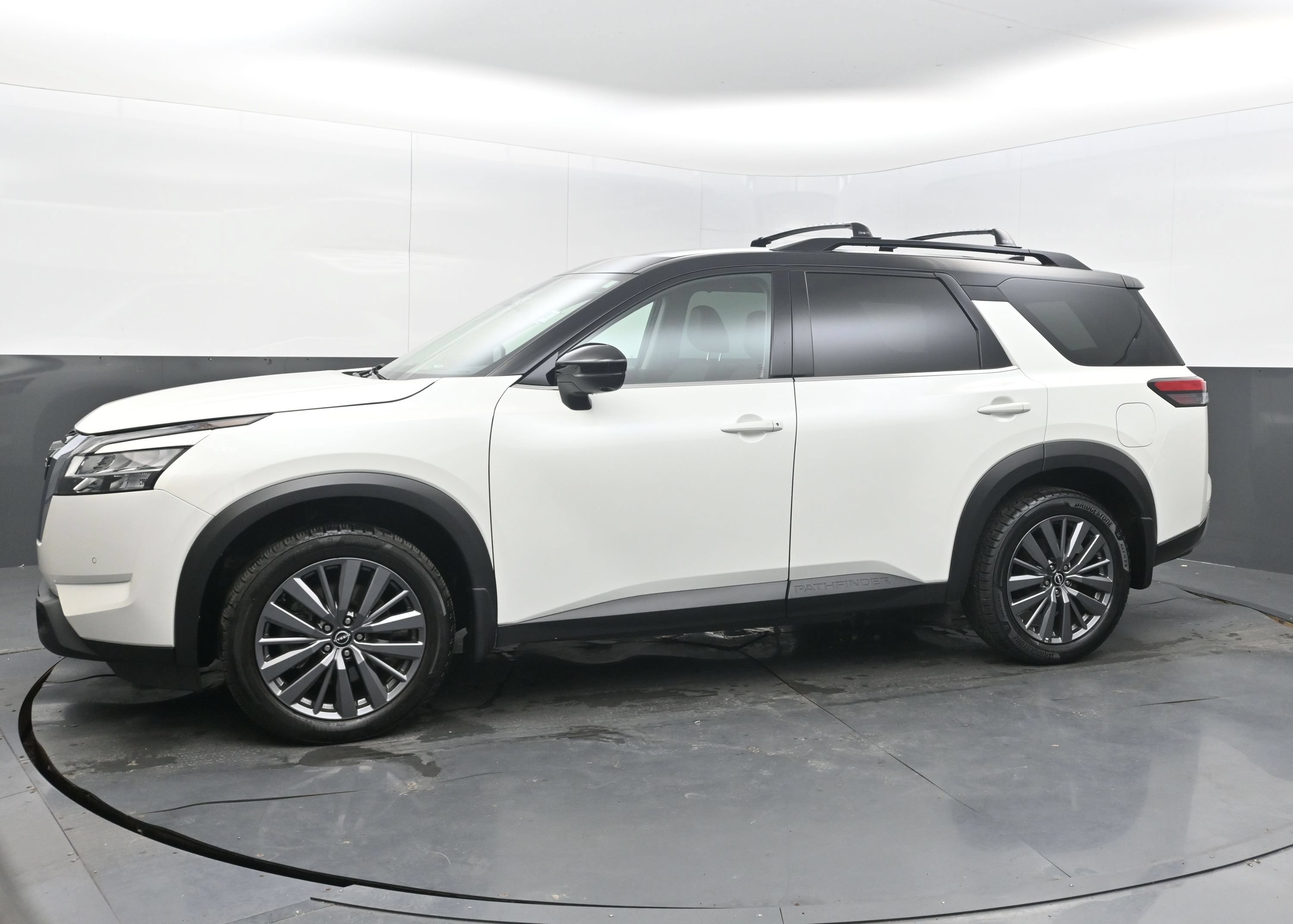 Used 2024 Nissan Pathfinder SL w/ SL Premium Package FWD image 5