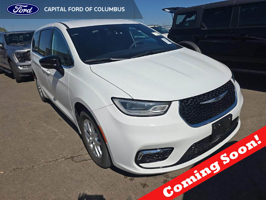 Used 2025 Chrysler Pacifica Select FWD image 1