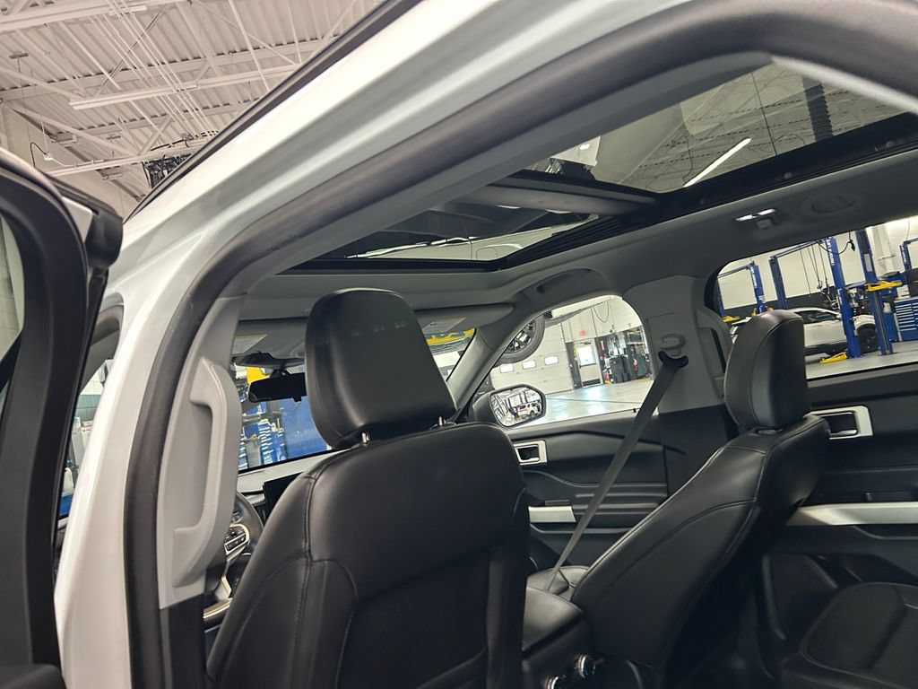 Used 2021 Ford Explorer XLT w/ Equipment Group 202A AWD/4WD image 22