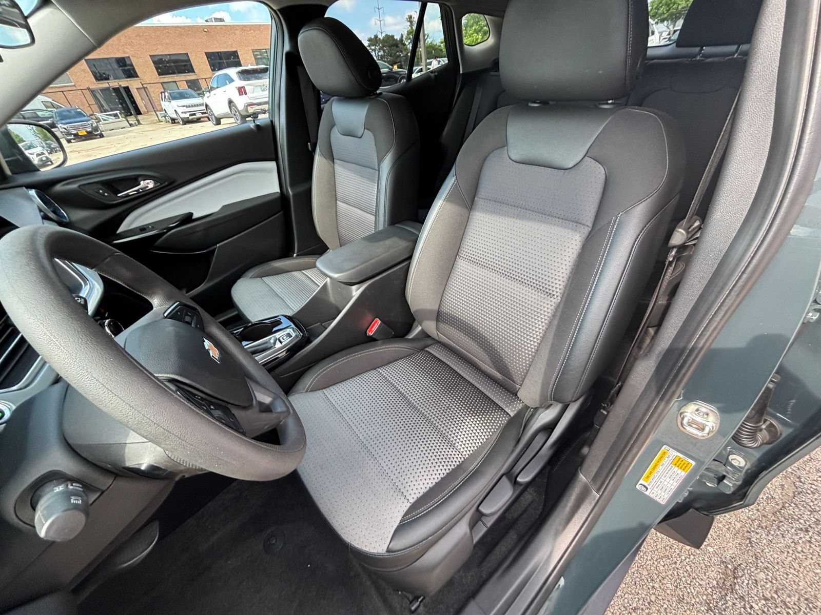 Used 2025 Chevrolet Trax LT FWD image 35