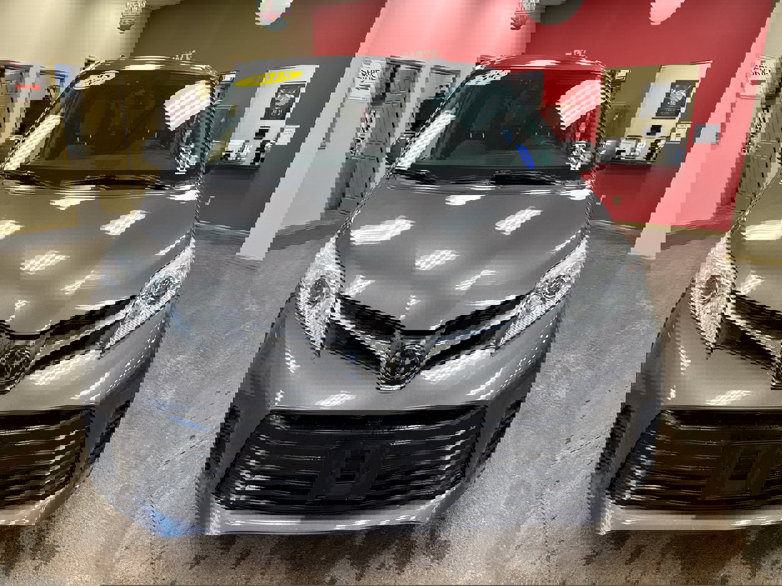 Used 2018 Toyota Sienna LE image 2