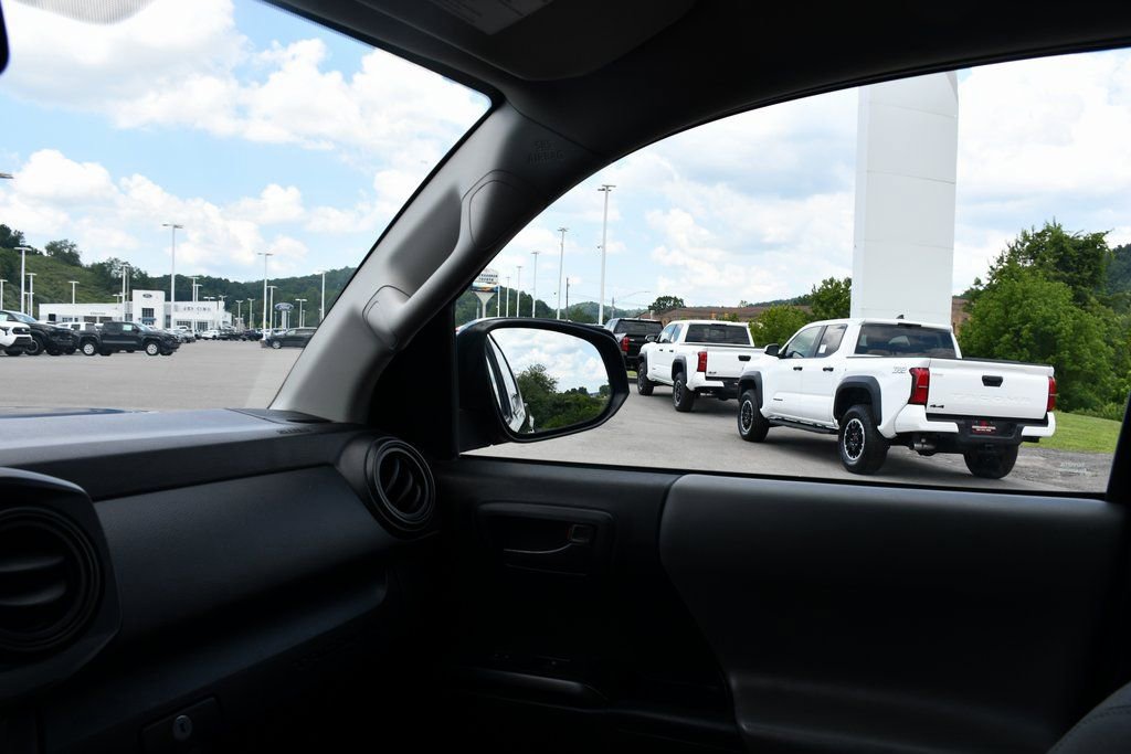 Used 2022 Toyota Tacoma SR image 15
