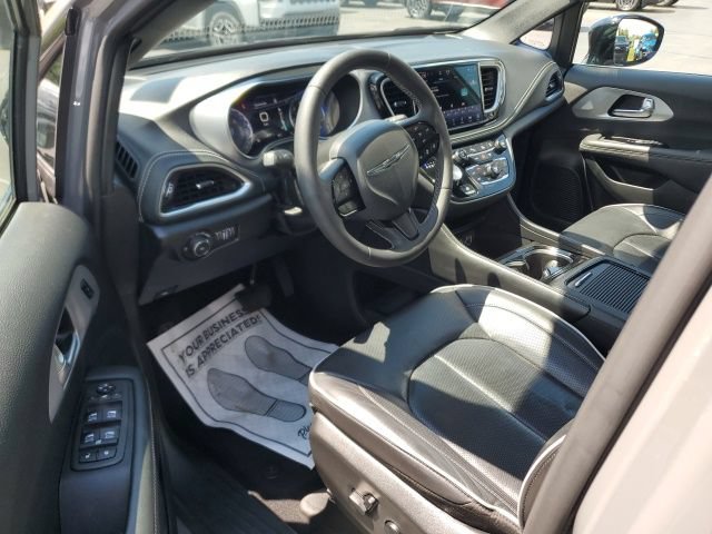 Used 2025 Chrysler Pacifica Limited FWD image 12