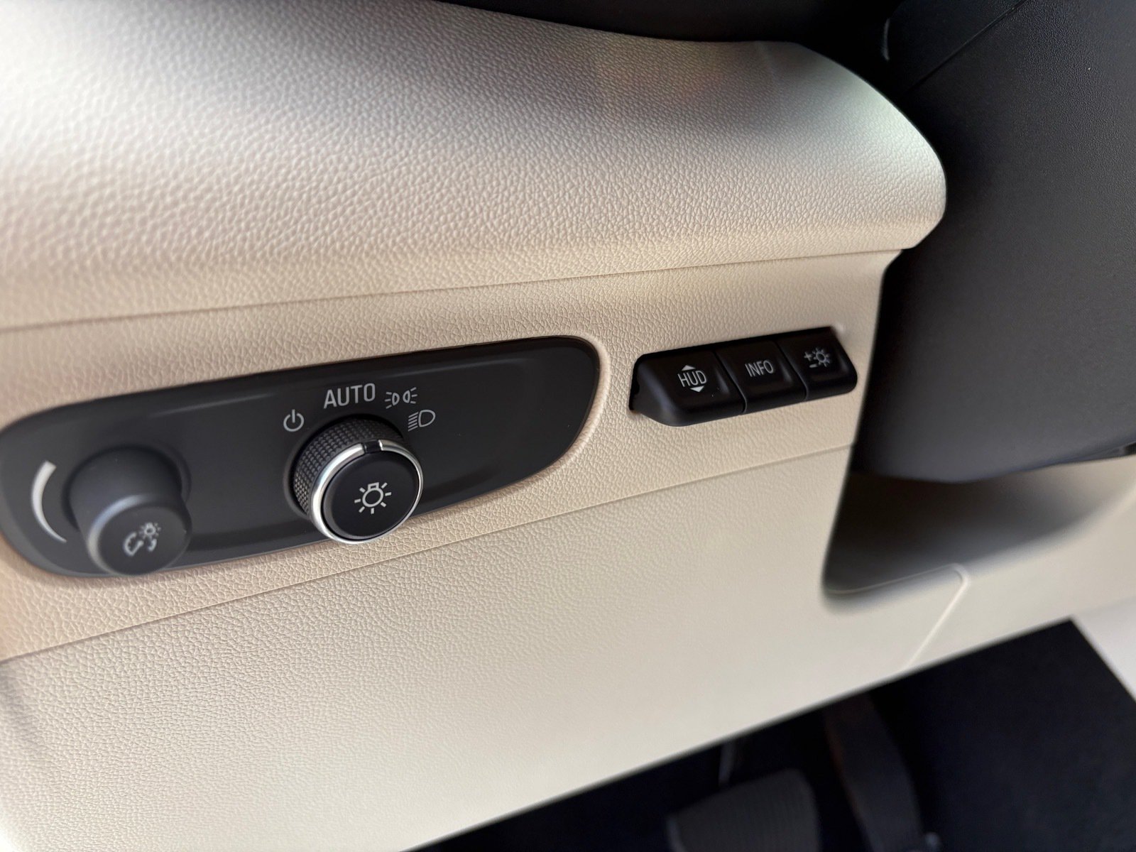 Used 2023 Buick Envision Avenir AWD/4WD image 19