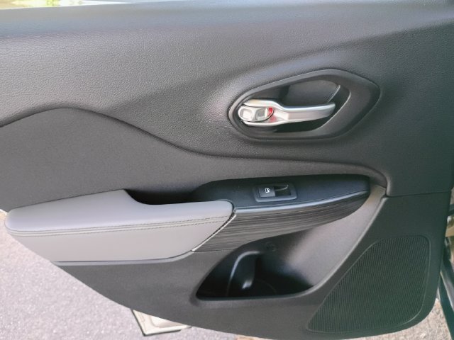 Used 2014 Jeep Cherokee Sport FWD image 59