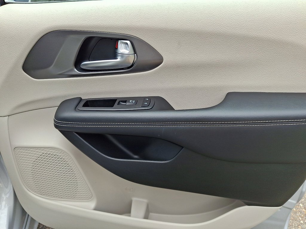 Used 2024 Chrysler Pacifica Touring-L FWD image 10