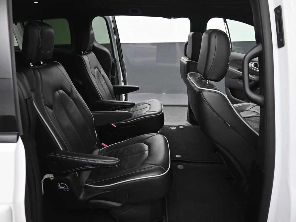 Used 2025 Chrysler Pacifica Limited image 16
